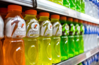 Manila, Filipinler - Temmuz 2020: Gatorade spor içecekleri süpermarkette bir koridorda sergileniyor.