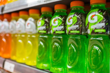 Manila, Filipinler - Temmuz 2020: Gatorade spor içecekleri süpermarkette bir koridorda sergileniyor.