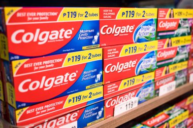 Manila, Filipinler - Temmuz 2020: Colgate diş macunu süpermarkette bir koridorda sergileniyor.