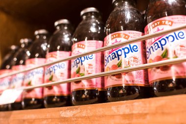 Süpermarkette ya da markette bir sıra buzlu çay.