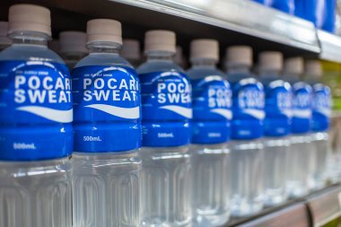 Manila, Filipinler - Temmuz 2020: Pocari Sweat, bir süpermarketteki koridorda sergilenen Japon markası..