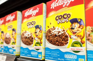 Manila, Filipinler - Temmuz 2020: Coco Pops, Kellog 'un popüler marka mısır gevreği süpermarkette bir koridorda sergileniyor.