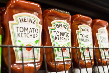 Manila, Filipinler - Temmuz 2020: Heinz, bir süpermarketin koridorunda sergilenen popüler bir domates ketçapı.