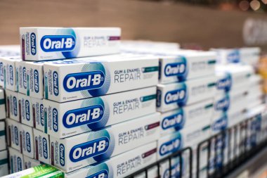 Manila, Filipinler - Temmuz 2020: Oral-B diş macunu süpermarkette bir koridorda sergileniyor.