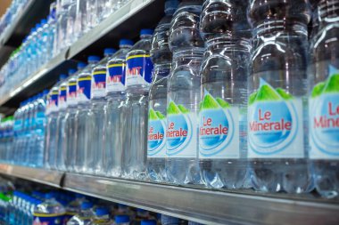 Manila, Filipinler - Temmuz 2020: Süpermarkette plastik / PET şişelerinde damıtılmış ve maden suyu çeşitleri.