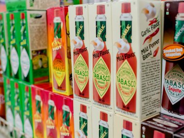 Manila, Filipinler - Temmuz 2020: Bir süpermarkette satılık Tabasco sosları çeşitleri.