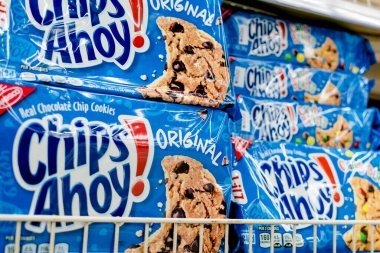 Manila, Filipinler - Temmuz 2020: Chips Ahoy, bir süpermarketin koridorunda sergilenen popüler bir kurabiye markası.