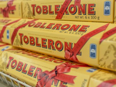 Manila, Filipinler - Temmuz 2020: Toblerone, bir süpermarketin koridorunda sergilenen popüler bir çikolata markası.