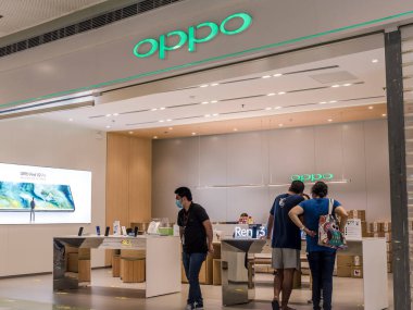 Pasay, Metro Manila, Filipinler - Temmuz 2020: Filipinler 'de bir alışveriş merkezinde bir Oppo mağazası. Covid döneminde çekilmiş, genel karantina