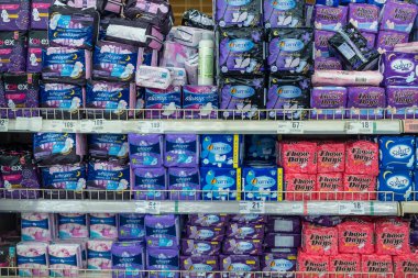 Manila, Filipinler - Temmuz 2020: Süpermarkette bir koridorda çeşitli hijyenik peçeteler.