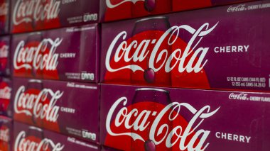 Manila, Filipinler - Temmuz 2020: süpermarkette ya da depoda Coca Cola Cherry aromalı kola kutuları.