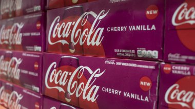 Manila, Filipinler - Temmuz 2020: bir süpermarkette veya depoda Coca Cola Cherry Vanilyalı kola kutuları.