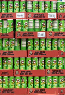 Üst markette ya da depoda bir yığın ekşi krema aromalı Pringles..