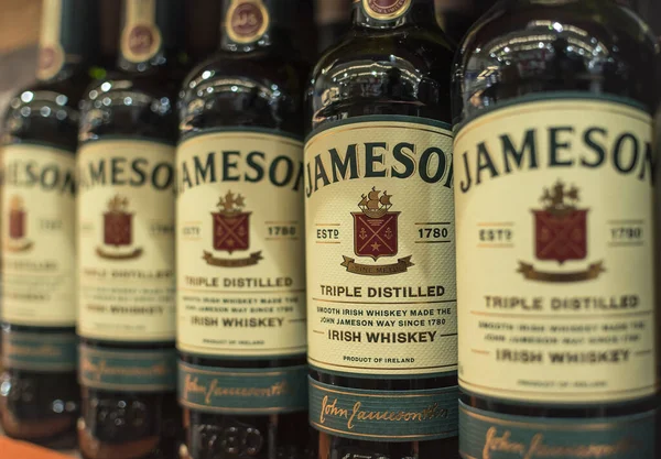 Una Fila Jameson Irish Whiskey Exhibición Una Licorería Bar Supermercado — Foto de Stock