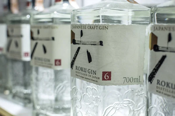 Una Fila Roku Gin Una Ginebra Japonesa Exhibición Una Licorería — Foto de Stock