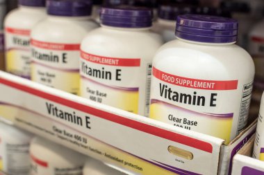 Manila, Filipinler - Temmuz 2020: Eczanede veya süpermarkette bir sıra E vitamini şişesi.