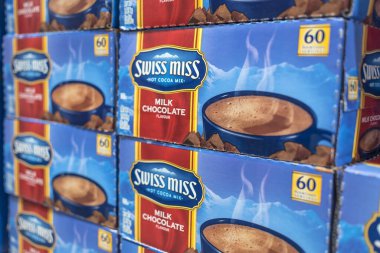 Süpermarkette bir kutu İsviçre Bayan Süt Çikolatası.