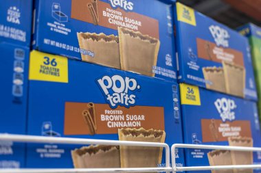 Süpermarketin koridorunda bir kutu Pop Tart. Esmer Şeker Tarçın aromalı.