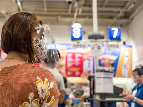 Pohled Boku Dámu Obličejovým Štítem Obličejovou Maskou Pultu Supermarketu Nový — Stock fotografie