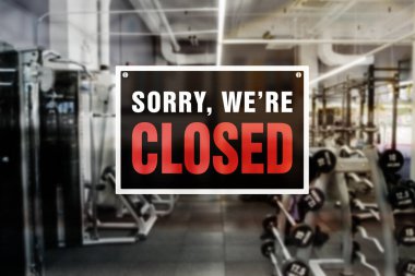 Bulanık bir spor salonunun önündeki kapalı tabela resmi. Spor salonu ya da fitness merkezinin kapatılması ya da iflası.