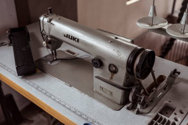 Manila, Filipinler - Ağustos 2020: bir Juki dikiş makinesi. İkinci el ve yaş.