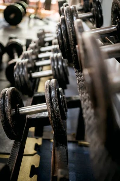 Primer Plano Estante Mancuernas Gimnasio Con Mancuernas Faltantes Mancuernas Oxidadas — Foto de Stock