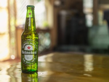 Manila, Filipinler - Ağustos 2020: Masada bir şişe Heineken. Metni sağa yerleştir.