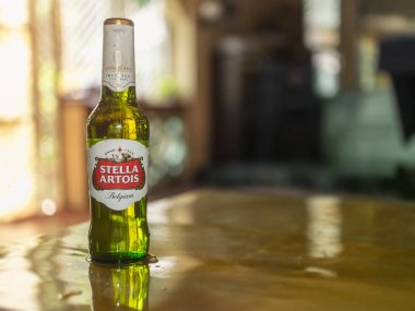 Manila, Filipinler - Ağustos 2020: Masada bir şişe Stella Artois. Metni sağa yerleştir.
