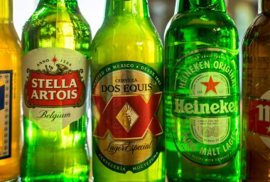Manila, Filipinler - Ağustos 2020: Stella Artois, Dos Equis, Heineken ve diğer parlak arkaplanlı biralar.