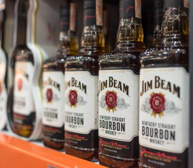 İçki dükkanında bir sıra Jim Bean Bourbon Viskisi..