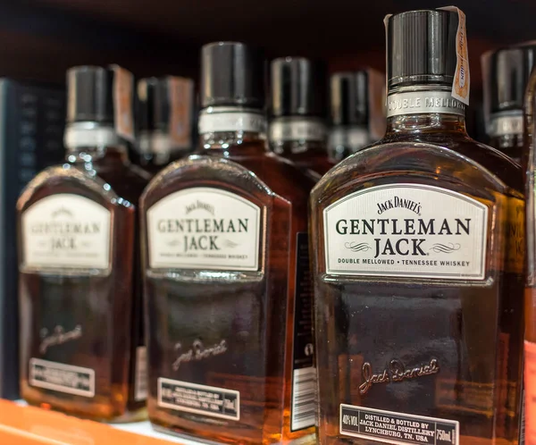 Una Fila Gentleman Jack Producto Jack Daniels Una Licorería — Foto de Stock