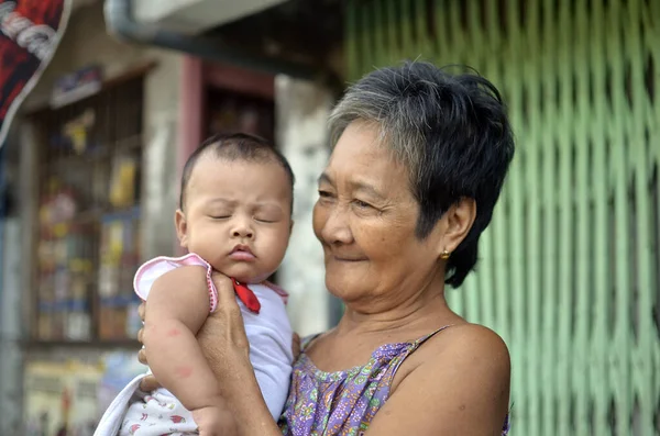 Uma Senhora Idosa Segura Seu Neto Bairro Pobre Makati — Fotografia de Stock