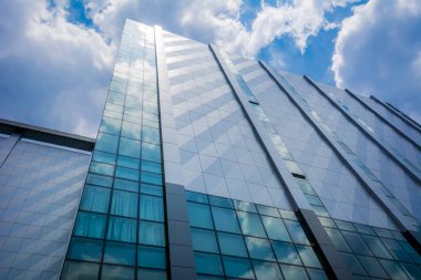 Metro Manila 'daki bir ofis binasının cam ve alüminyum cephesindeki bulutların çarpıcı yansıması..