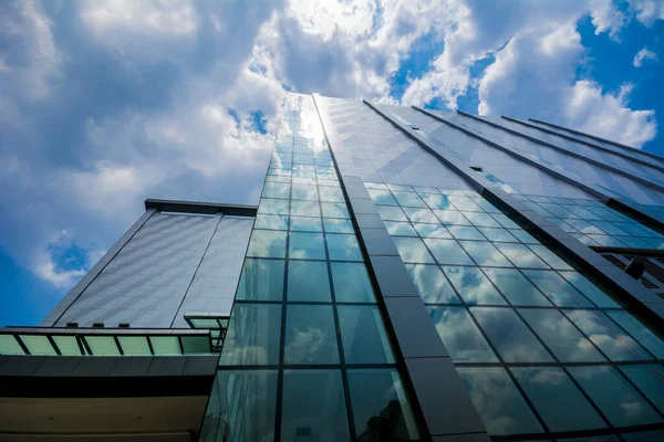 Atemberaubende Wolkenreflexion Einer Glas Und Aluminiumfassade Eines Bürogebäudes Der Metro — Stockfoto