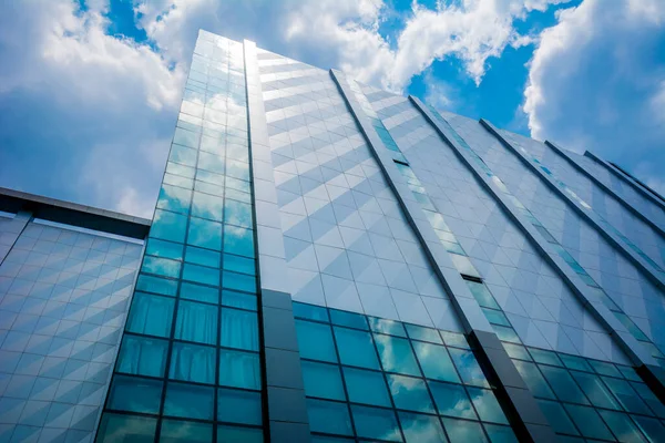 Atemberaubende Wolkenreflexion Einer Glas Und Aluminiumfassade Eines Bürogebäudes Der Metro — Stockfoto