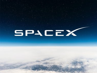SpaceX logosu dış uzay arka planına sahip, Dünya atmosferinin üstünde..