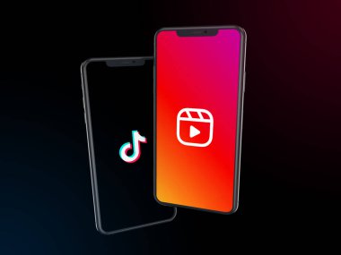 Instagram Reels vs TikTok konsepti. Facebook, kısa video uygulaması TikTok ile yarışmak için yeni bir Instagram özelliği başlatır. ABD, Ağustos 06, 2020