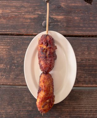 Banana cue ya da Banana Q Filipinler 'de popüler bir abur cubur ya da sokak yiyeceğidir. Karamelli esmer şekerle kaplanmış. Üst görünüm.