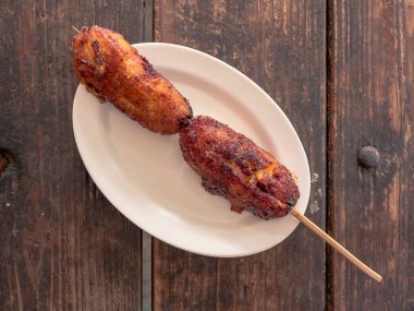 Banana cue ya da Banana Q Filipinler 'de popüler bir abur cubur ya da sokak yiyeceğidir. Karamelli esmer şekerle kaplanmış. Üst görünüm.