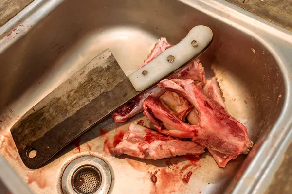 Ein Fleischspalter Und Schweinekieferknochen Einer Rostfreien Spüle Einer Küche Oder — Stockfoto