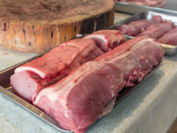 Ganze Schweinelende Zum Schneiden Schweinekoteletts Der Örtlichen Metzgerei — Stockfoto