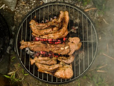 Liempo 'nun üst manzarası, ya da domuz göbeği, arka bahçede küçük bir ızgarada pişmiş. Inihaw na Liempo Filipinlilerin favorisidir..