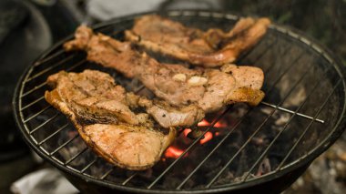 Birkaç parça Liempo, ya da domuz göbeği, küçük bir ızgarada pişmiş. Inihaw na Liempo Filipinlilerin favorisidir..