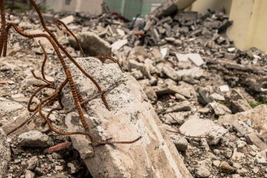 Yıkılmış bir sütunun demirle yakın çekimi. Yıkım veya deprem sonrasını temsil edebilir.