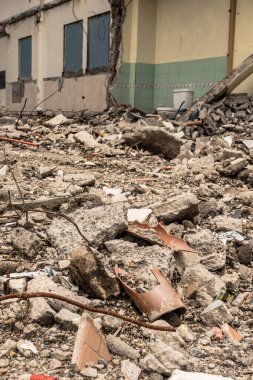 Bir yıkım, savaş ya da deprem sonrası oluşan beton ve boru enkazı yakın mesafede. Filipinler 'de çekildi.