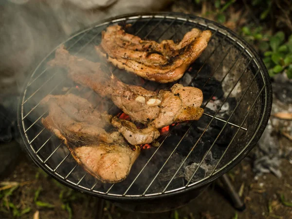 Varios Pedazos Liempo Vientre Cerdo Cocinado Una Pequeña Parrilla Patio — Foto de Stock