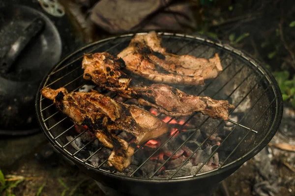 Birkaç parça Liempo, ya da domuz göbeği, arka bahçedeki küçük bir ızgarada pişmiş. Inihaw na Liempo Filipinlilerin favorisidir..