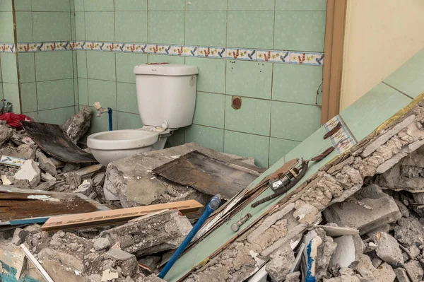 Een Gesloopte Badkamer Met Één Muur Het Toilet Nog Intact — Stockfoto