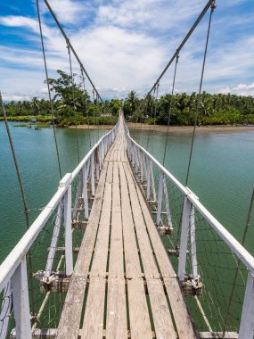 Baler Asma Köprüsü. Tibag-Sabang Nehri 'ni geçen turist bakış açısı. Baler, Aurora Eyaleti, Filipinler.