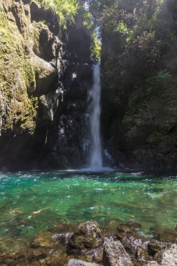 Ditumabo Mother Falls, San Luis, Aurora, Filipinler. Baler yakınlarında bir turistik yer. Şelalenin alçak açılı görüntüsü.
